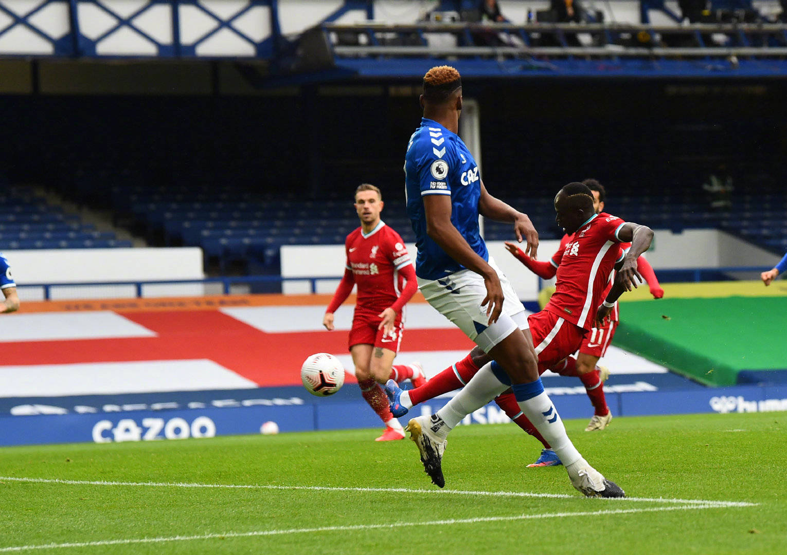 尼在陣容上 尼在陣容上